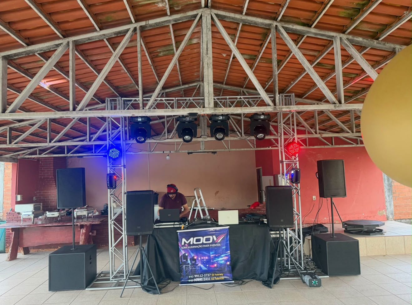 Estrutura MOOV de som e iluminação montada para evento